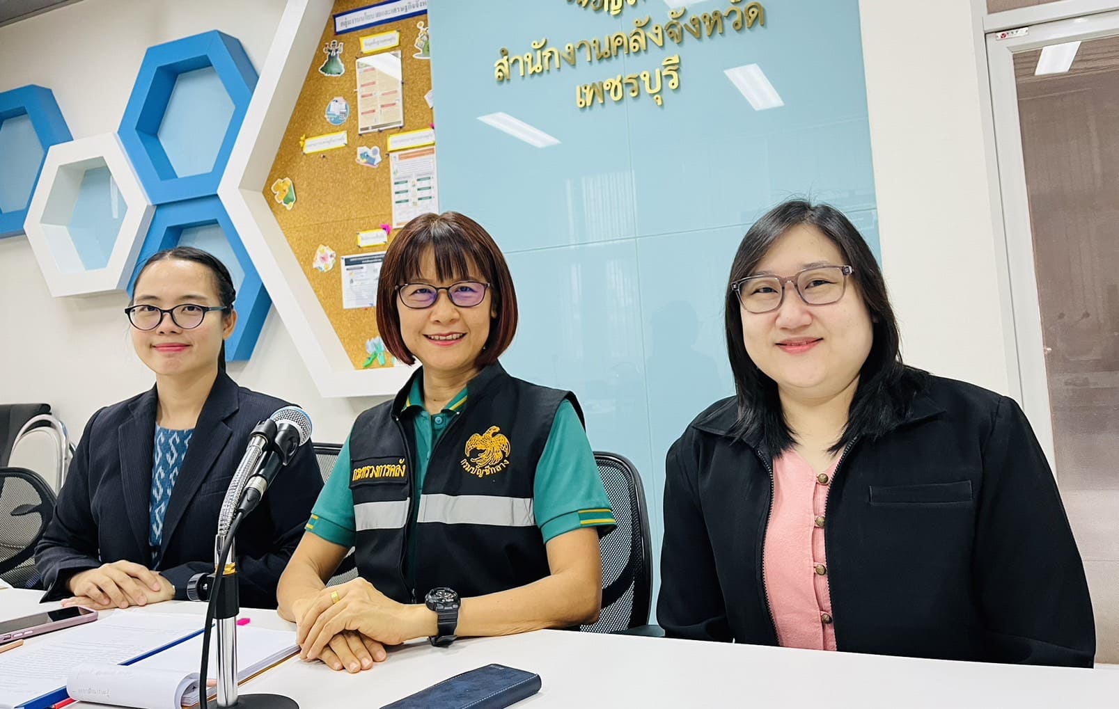 title - ปฏิรูปที่ดินจังหวัดเพชรบุรี มอบหมาย เจ้าหน้าที่ ส.ป.ก.เพชรบุรี ร่วมโครงการฝึกอบรม หลักสูตร ระเบียบกระทรวงการคลังว่าด้วยการจัดซื้อจัดจ้างและการบริหารพัสดุภาครัฐ พ.ศ. 2560 และหนังสือเวียนต่างๆ ที่เกี่ยวข้องสำหรับเจ้าหน้าที่ผู้ปฏิบัติงานหรือผู้ที่เกี่ยวข้องด้านการจัดซื้อจัดจ้างและการบริหารพัสดุของหน่วยงานรัฐในส่วนภูมิภาค